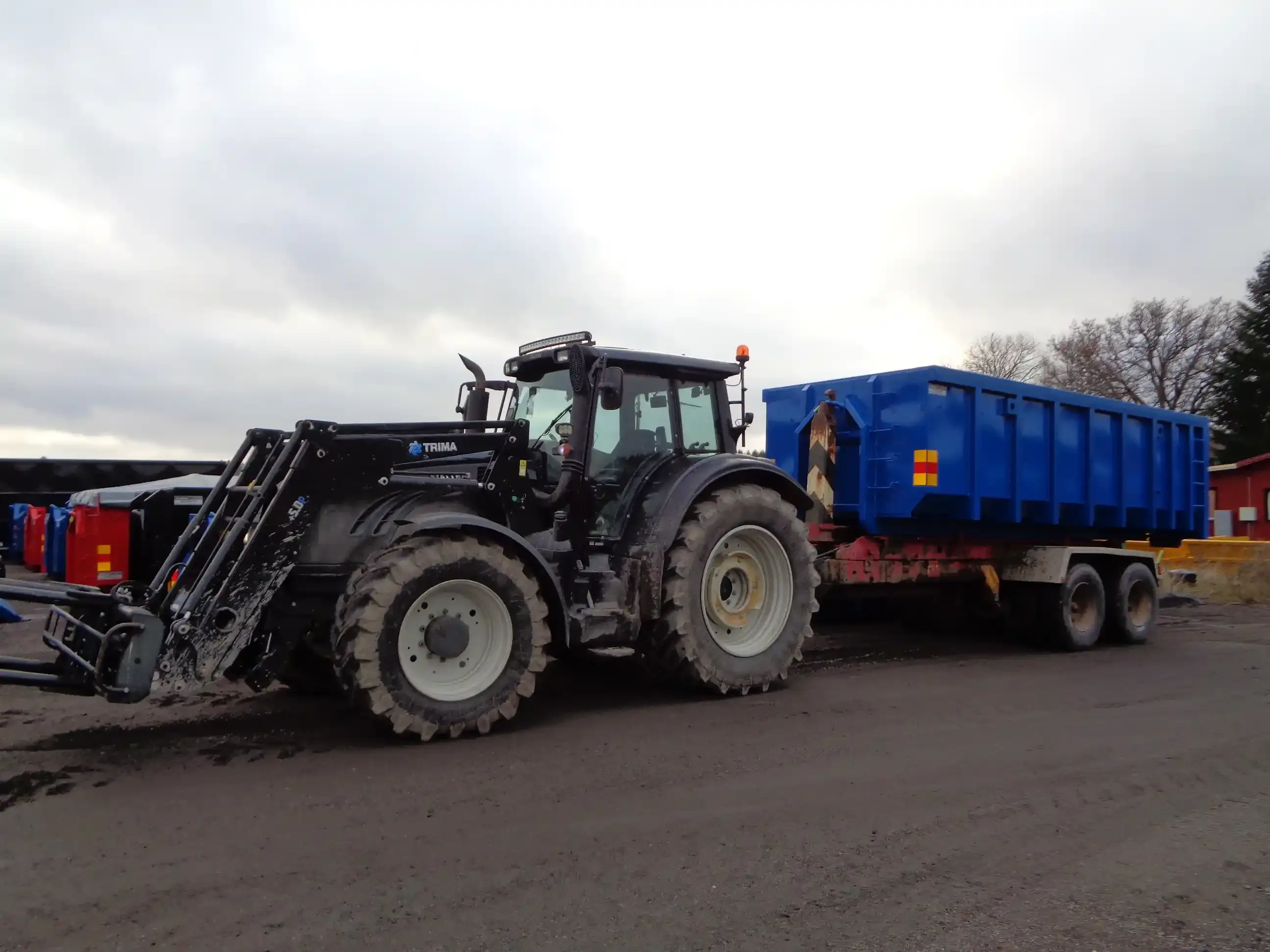 Bilar och traktor med flak 028